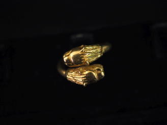Vente aux enchères Bague jonc en or jaune 750, à décor de deux lions affrontés. TDD. 46 P