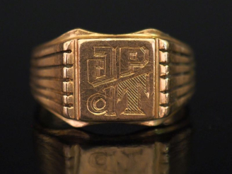 Vente aux enchères Bague de forme chevalière en or jaune 750, à décor de monogramme et de