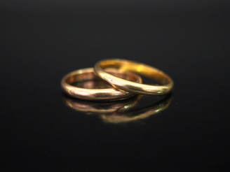 Vente aux enchères Ensemble comprenant une alliance en or rose 750 et une alliance en or 