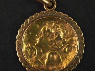 Vente aux enchères Médaille religieuse polylobée en or jaune 750, à décor en son centre d