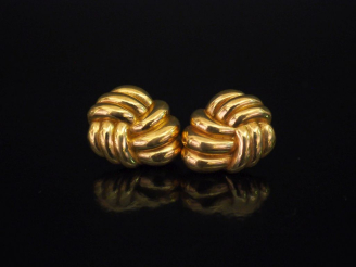 Vente aux enchères Paire de perces oreilles en or jaune 750, à décor de godrons.  2 x 1,7