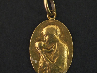 Vente aux enchères Médaille religieuse de forme ovale en or jaune 750, à décor d'une Vier