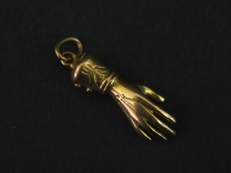 Vente aux enchères Pendentif en or jaune 750, en forme de main.  H. 2 cm Poids. 3,36 g   