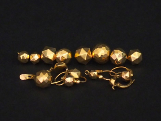 Vente aux enchères Ensemble de perces oreilles dépareillés en or jaune 750, à décor de de