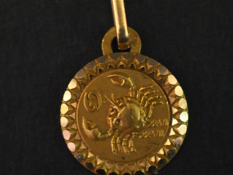 Vente aux enchères Pendentif circulaire en or jaune 750, à décor de signe astrologique.  