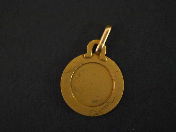 Pendentif circulaire en or jaune 750, à décor de signe astrologique.  