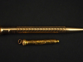 Vente aux enchères Porte-mine de style Louis XV en or jaune 750, à décor de cartouche.  L
