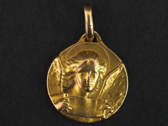 Vente aux enchères Médaille religieuse en or jaune 750, figurant un ange. Diam. 1,4 cm Po