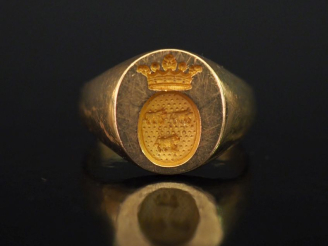 Vente aux enchères Bague de forme chevalière en or jaune 750, à décor d'armoiries.  TDD. 