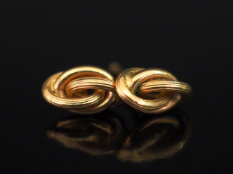 Vente aux enchères Paire de puces d’oreilles en or jaune 750, à décor d’entrelacs.  H. 0,