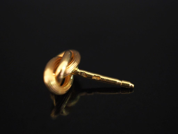 Paire de puces d’oreilles en or jaune 750, à décor d’entrelacs.  H. 0,