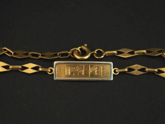 Vente aux enchères Petit bracelet gourmette en or jaune 750, maille fantaisie, orné en so