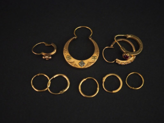 Vente aux enchères Ensemble de créoles et perces oreilles dépareillés en or jaune 750.  P