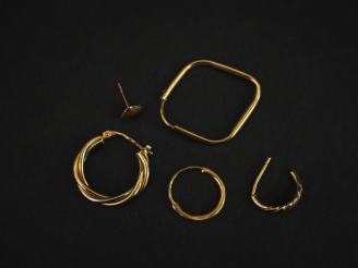 Vente aux enchères Ensemble comprenant :  - une créole torsadée trois tons d'or 750. Diam
