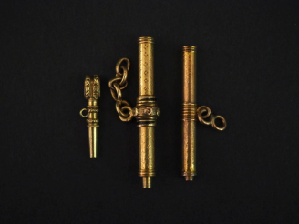 Vente aux enchères Trois éléments de clés de montre Napoléon III en or jaune 750. Poids t