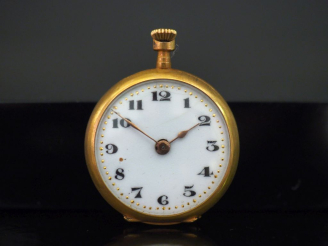Vente aux enchères Petite montre de col de style Louis XVI en or jaune 750.  Cadran à chi