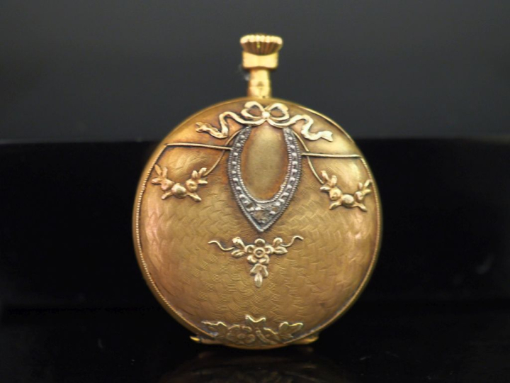 Petite montre de col de style Louis XVI en or jaune 750.  Cadran à chi