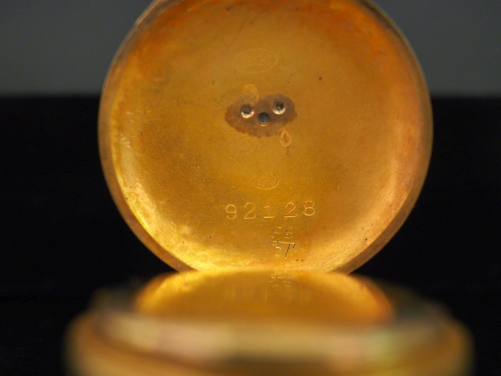 Petite montre de col de style Louis XVI en or jaune 750.  Cadran à chi