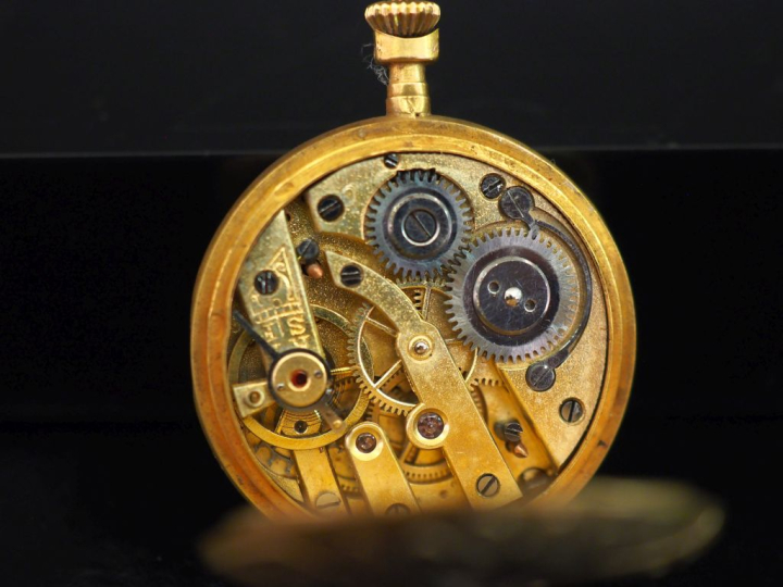 Petite montre de col de style Louis XVI en or jaune 750.  Cadran à chi