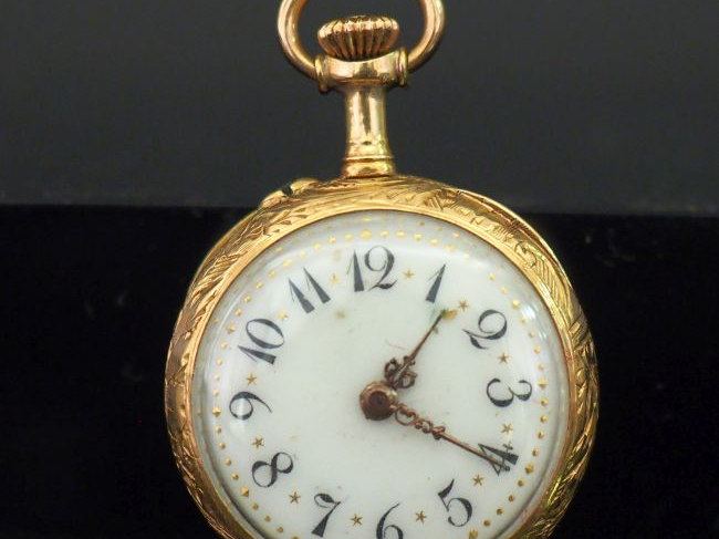 Petite montre de col Napoléon III de style Louis XVI en or jaune 750. 