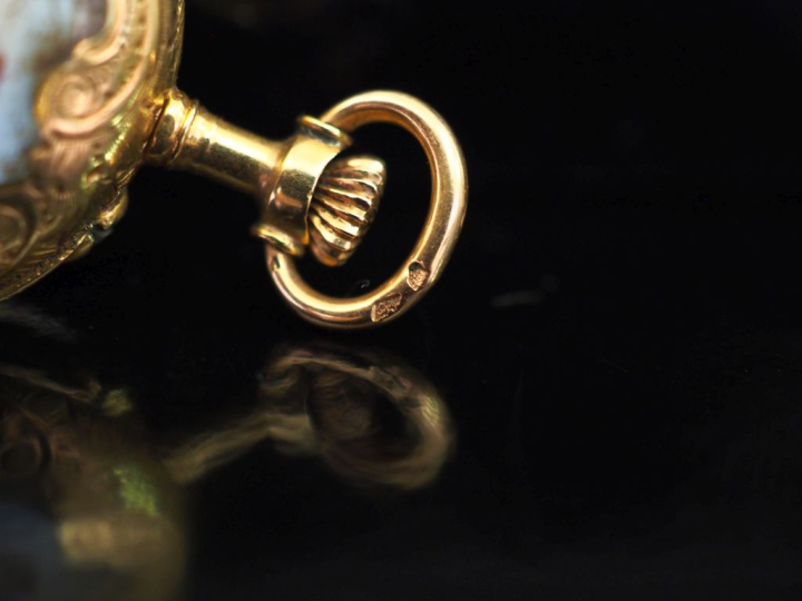 Petite montre de col Napoléon III de style Louis XVI en or jaune 750. 