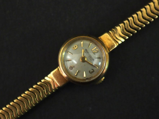 Vente aux enchères JAEGER LECOULTRE Montre bracelet de dame en or jaune 750.  Cadran rond