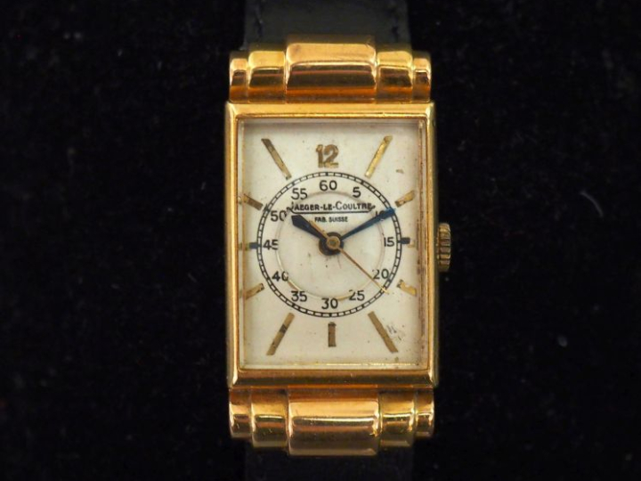 JAEGER LECOULTRE,  Montre bracelet 1940, boitier en or jaune 750.  Cad
