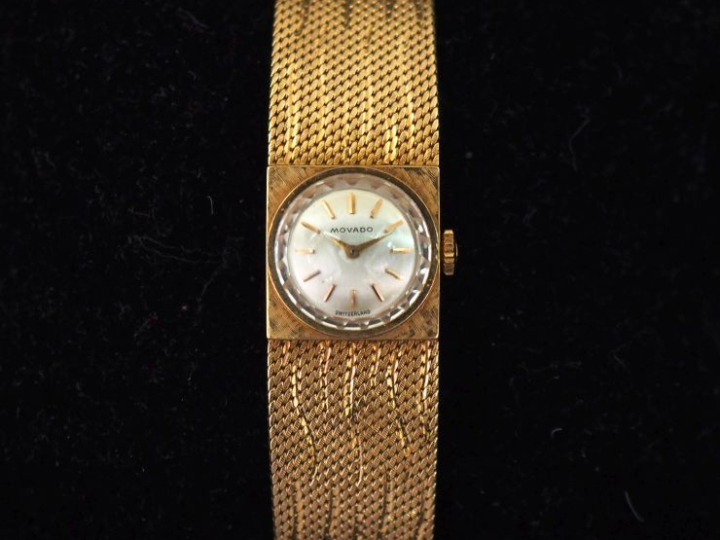 MOVADO Montre bracelet de dame en or jaune 750.  Boitier carré, cadran