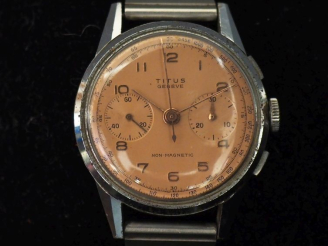 Vente aux enchères TITUS,  Montre chronomètre chronographe en acier.  Cadran à chiffres a