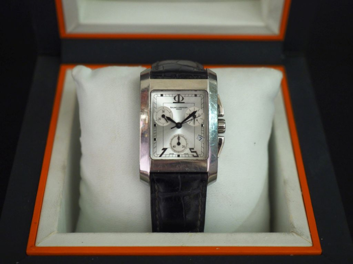 BAUME   MERCIER, Genève Montre bracelet d'homme en acier.  Cadran rect
