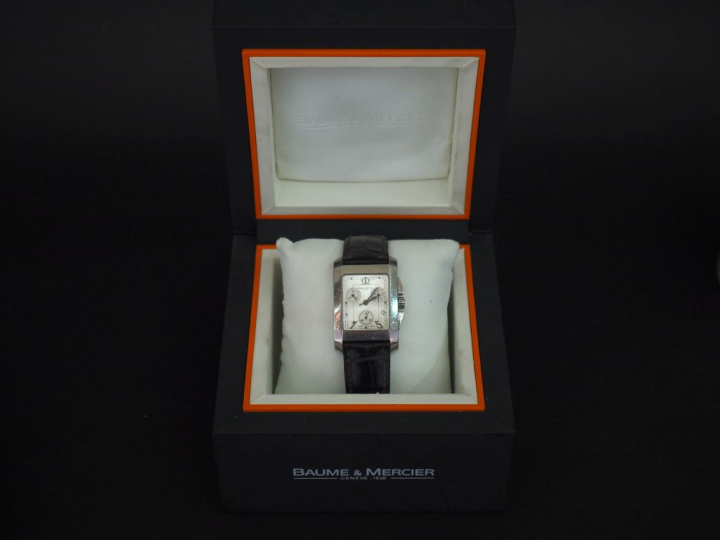 BAUME   MERCIER, Genève Montre bracelet d'homme en acier.  Cadran rect