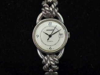 Vente aux enchères HERMES,  Montre bracelet de dame en argent 925.  Cadran rond à chiffre