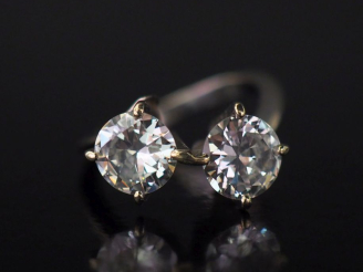 Vente aux enchères Bague dite "Toi   Moi" en or blanc 750, sertie de deux diamants taille
