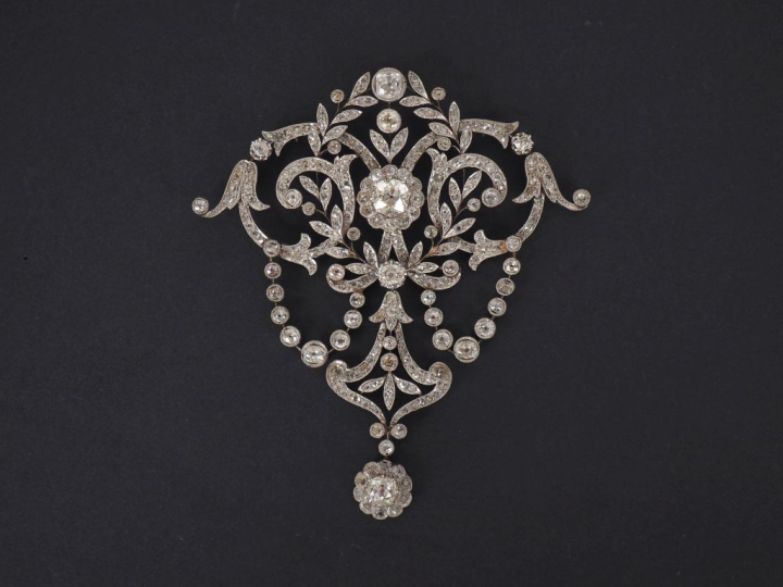 Important pendentif XIXème de style Louis XVI en or blanc 750, à décor