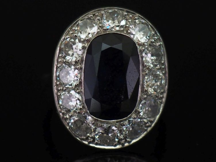 Bague pompadour en platine 850, sertie en son centre d'un saphir entou