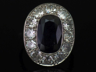 Vente aux enchères Bague pompadour en platine 850, sertie en son centre d'un saphir entou