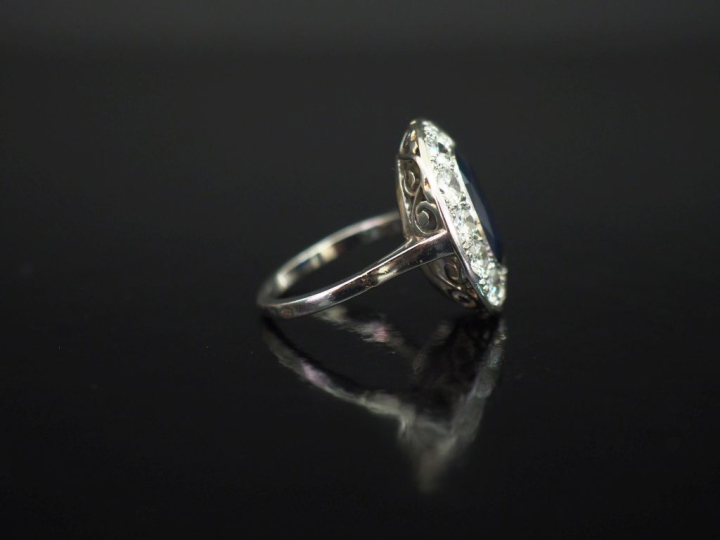 Bague pompadour en platine 850, sertie en son centre d'un saphir entou