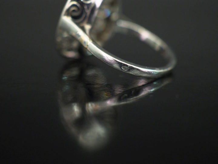 Bague pompadour en platine 850, sertie en son centre d'un saphir entou