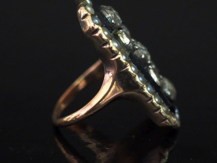 Bague de forme marquise en pomponne et matière composite bleu marine, 