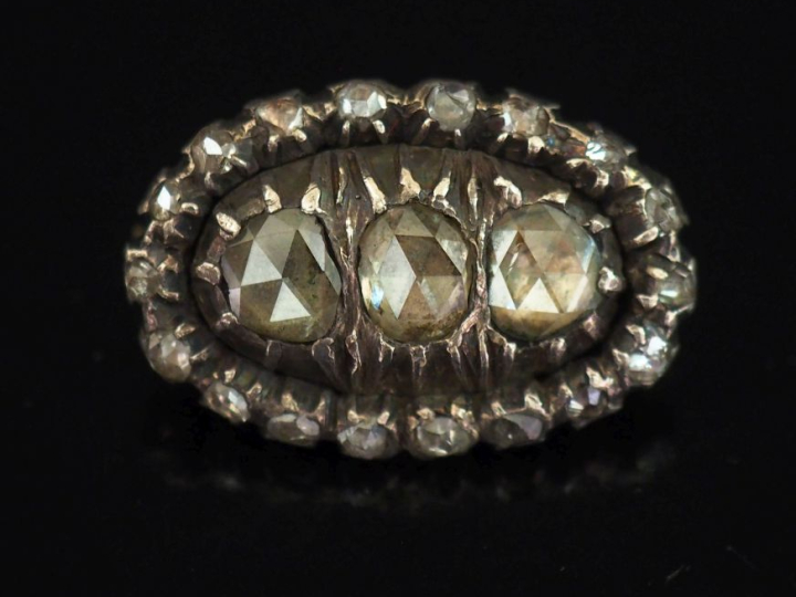 Broche ovale en or jaune 750 et argent, sertie de diamants taillés en 