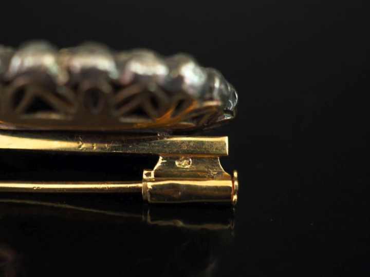 Broche ovale en or jaune 750 et argent, sertie de diamants taillés en 