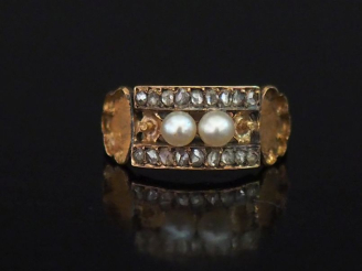 Vente aux enchères Bague en or jaune 750, sertie de deux petites parles blanches et de de