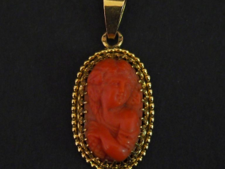Vente aux enchères Pendentif Napoléon III de forme en or jaune 750, serti en son centre d