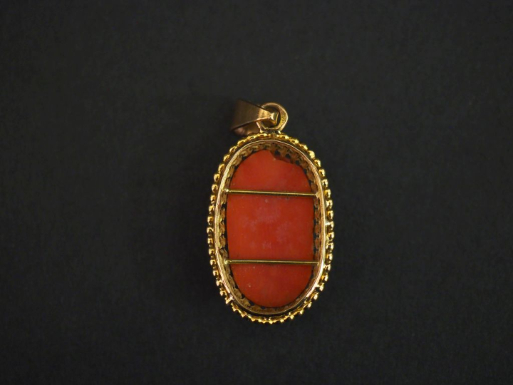 Pendentif Napoléon III de forme en or jaune 750, serti en son centre d