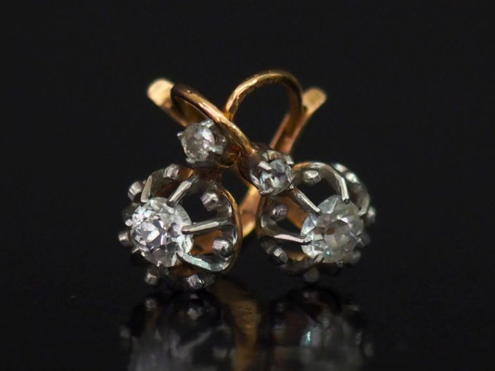 Paire de perces oreilles Napoléon III en or jaune 750, sertis d'un dia