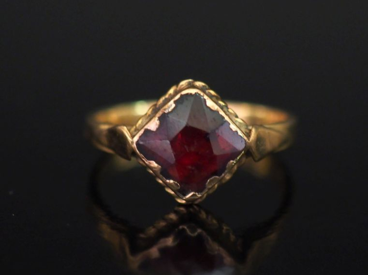 Bague Napoléon III en or jaune 750, sertie en son centre d'un grenat (
