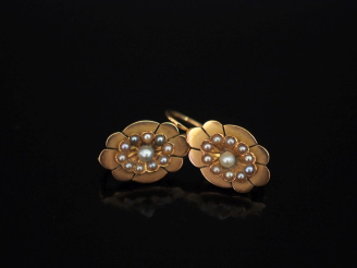 Vente aux enchères Paire de perces oreilles Napoléon III polylobée en or jaune 750, serti