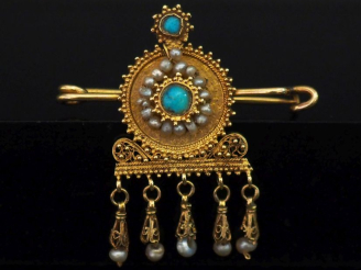 Vente aux enchères Broche Napoléon III en or jaune 750, sertie de petites perles blanches