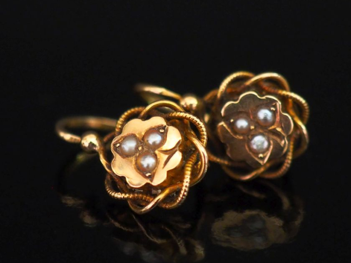 Paire de perces oreilles Napoléon III en or jaune 750, à décor en leur