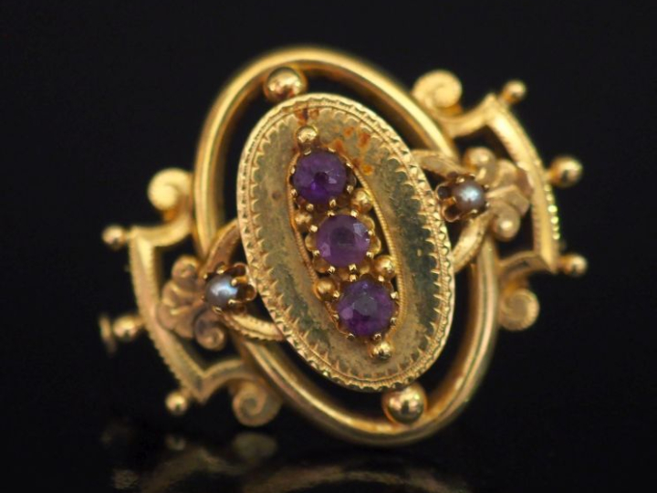 Broche ajourée Napoléon III en or jaune 750, sertie d'une ligne de tro